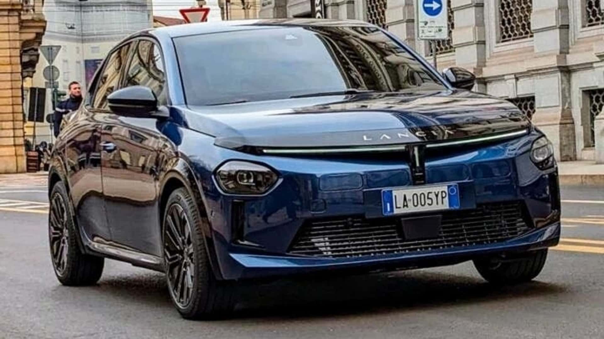 Al desnudo Así luce el Lancia Ypsilon circulando por las calles Italia