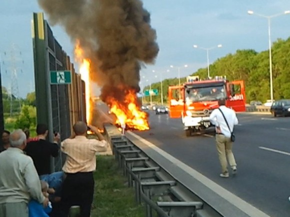 Aparece un Ferrari FF incinerado en Polonia