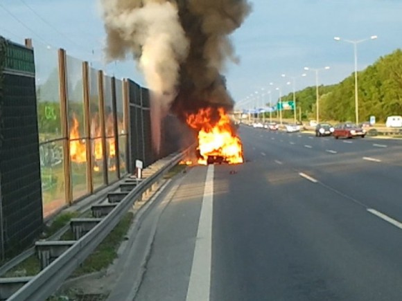 Aparece un Ferrari FF incinerado en Polonia