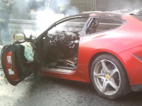 Aparece un Ferrari FF incinerado en Polonia