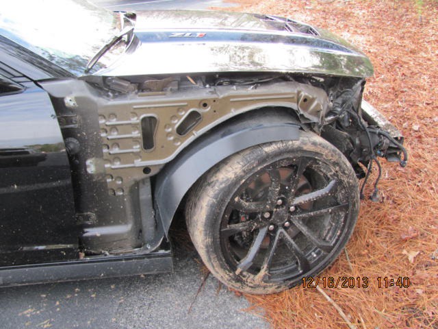Un mecánico destroza un Chevrolet Camaro ZL1 mientras lo "probaba"