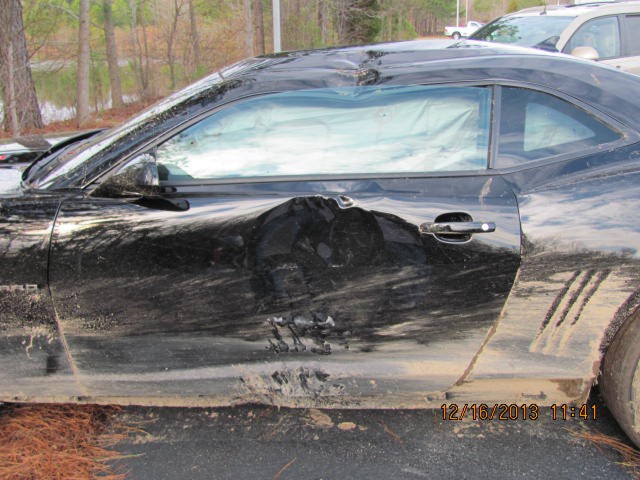 Un mecánico destroza un Chevrolet Camaro ZL1 mientras lo "probaba"
