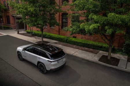 Jeep Wagoneer S: más de 482 km de autonomía... y 600 CV de potencia. Y sí, es eléctrico