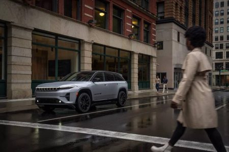 Jeep Wagoneer S: más de 482 km de autonomía... y 600 CV de potencia. Y sí, es eléctrico