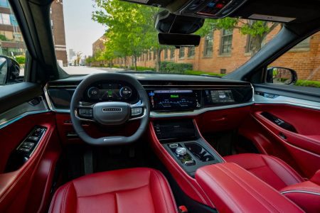 Jeep Wagoneer S: más de 482 km de autonomía... y 600 CV de potencia. Y sí, es eléctrico