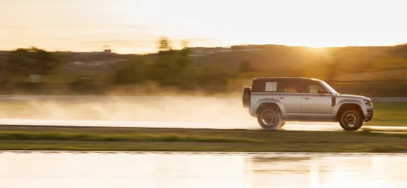 El Defender más potente de la historia tiene un motor V8: así es el Land Rover Defender OCTA