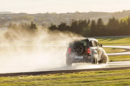 El Defender más potente de la historia tiene un motor V8: así es el Land Rover Defender OCTA