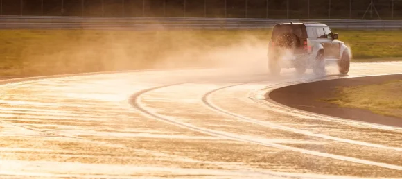 El Defender más potente de la historia tiene un motor V8: así es el Land Rover Defender OCTA