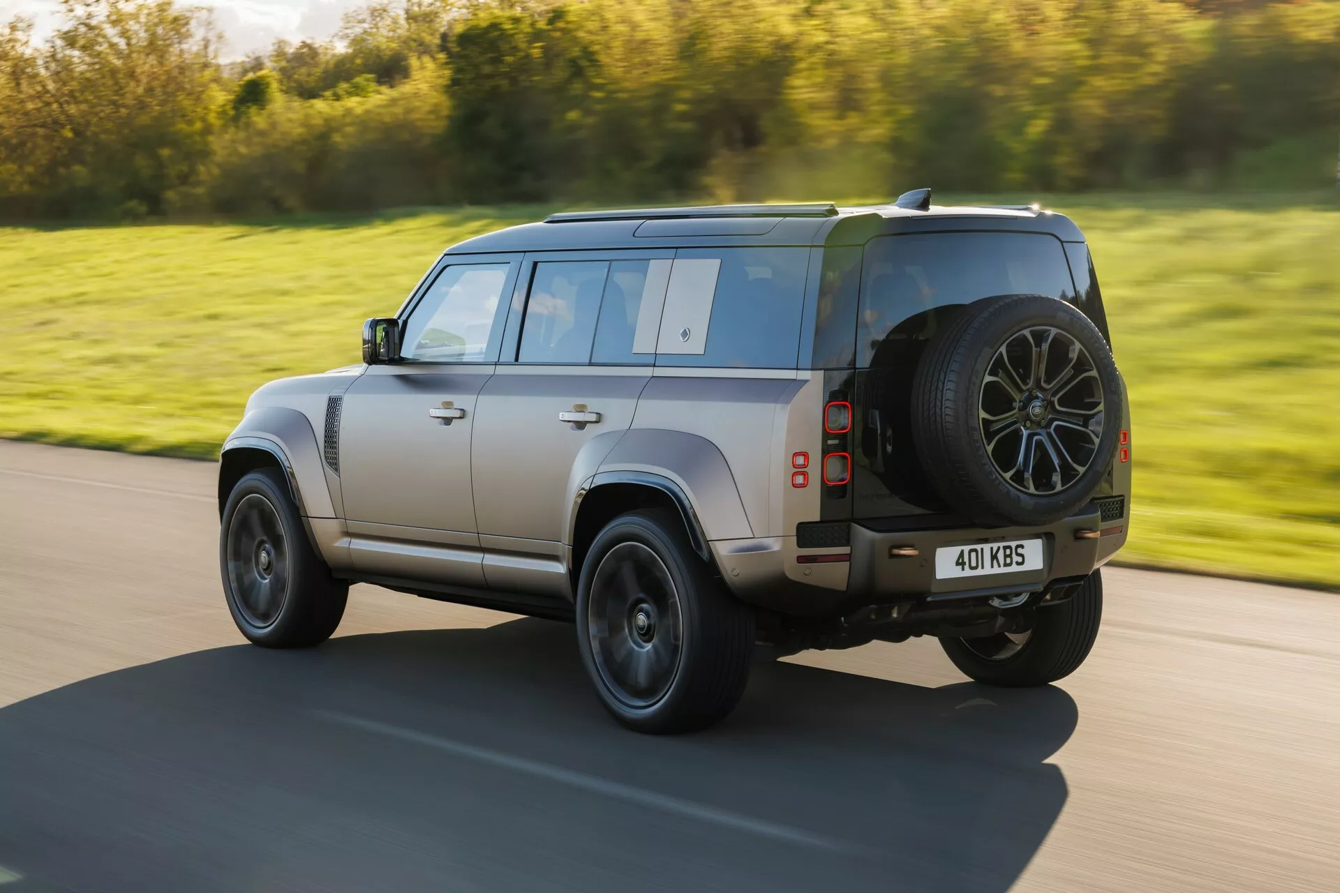 El Defender más potente de la historia tiene un motor V8: así es el Land Rover Defender OCTA