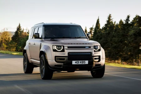 El Defender más potente de la historia tiene un motor V8: así es el Land Rover Defender OCTA