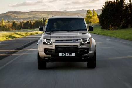 El Defender más potente de la historia tiene un motor V8: así es el Land Rover Defender OCTA