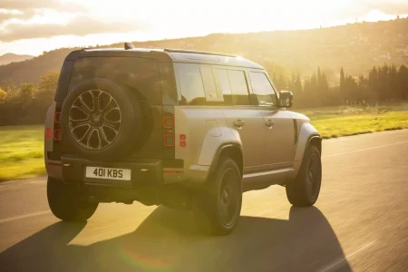 El Defender más potente de la historia tiene un motor V8: así es el Land Rover Defender OCTA