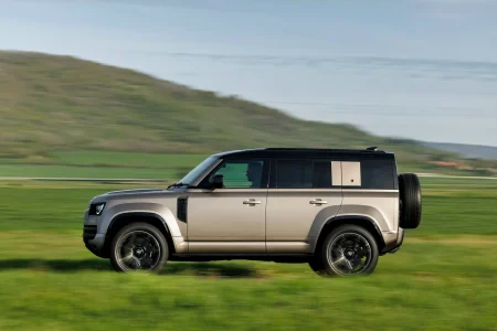 El Defender más potente de la historia tiene un motor V8: así es el Land Rover Defender OCTA