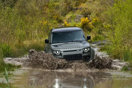 El Defender más potente de la historia tiene un motor V8: así es el Land Rover Defender OCTA