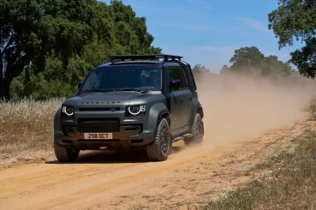 El Defender más potente de la historia tiene un motor V8: así es el Land Rover Defender OCTA