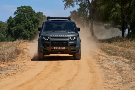 El Defender más potente de la historia tiene un motor V8: así es el Land Rover Defender OCTA