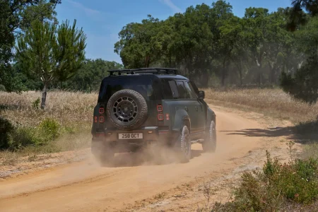 El Defender más potente de la historia tiene un motor V8: así es el Land Rover Defender OCTA