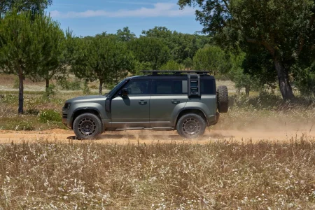 El Defender más potente de la historia tiene un motor V8: así es el Land Rover Defender OCTA