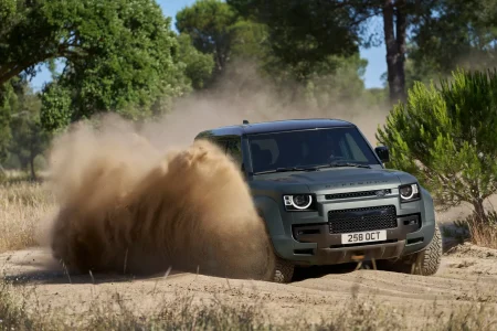 El Defender más potente de la historia tiene un motor V8: así es el Land Rover Defender OCTA