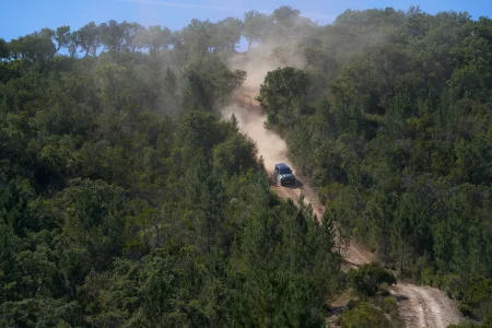 El Defender más potente de la historia tiene un motor V8: así es el Land Rover Defender OCTA