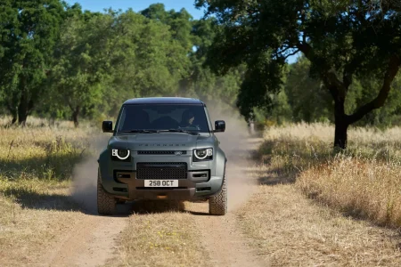 El Defender más potente de la historia tiene un motor V8: así es el Land Rover Defender OCTA