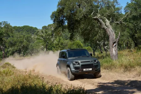 El Defender más potente de la historia tiene un motor V8: así es el Land Rover Defender OCTA