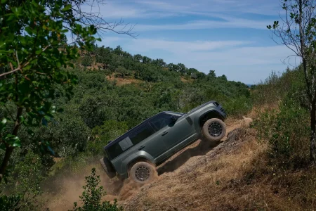 El Defender más potente de la historia tiene un motor V8: así es el Land Rover Defender OCTA