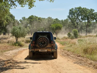 El Defender más potente de la historia tiene un motor V8: así es el Land Rover Defender OCTA