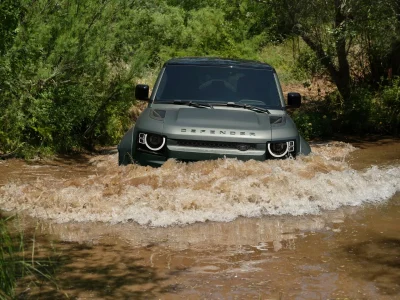 El Defender más potente de la historia tiene un motor V8: así es el Land Rover Defender OCTA