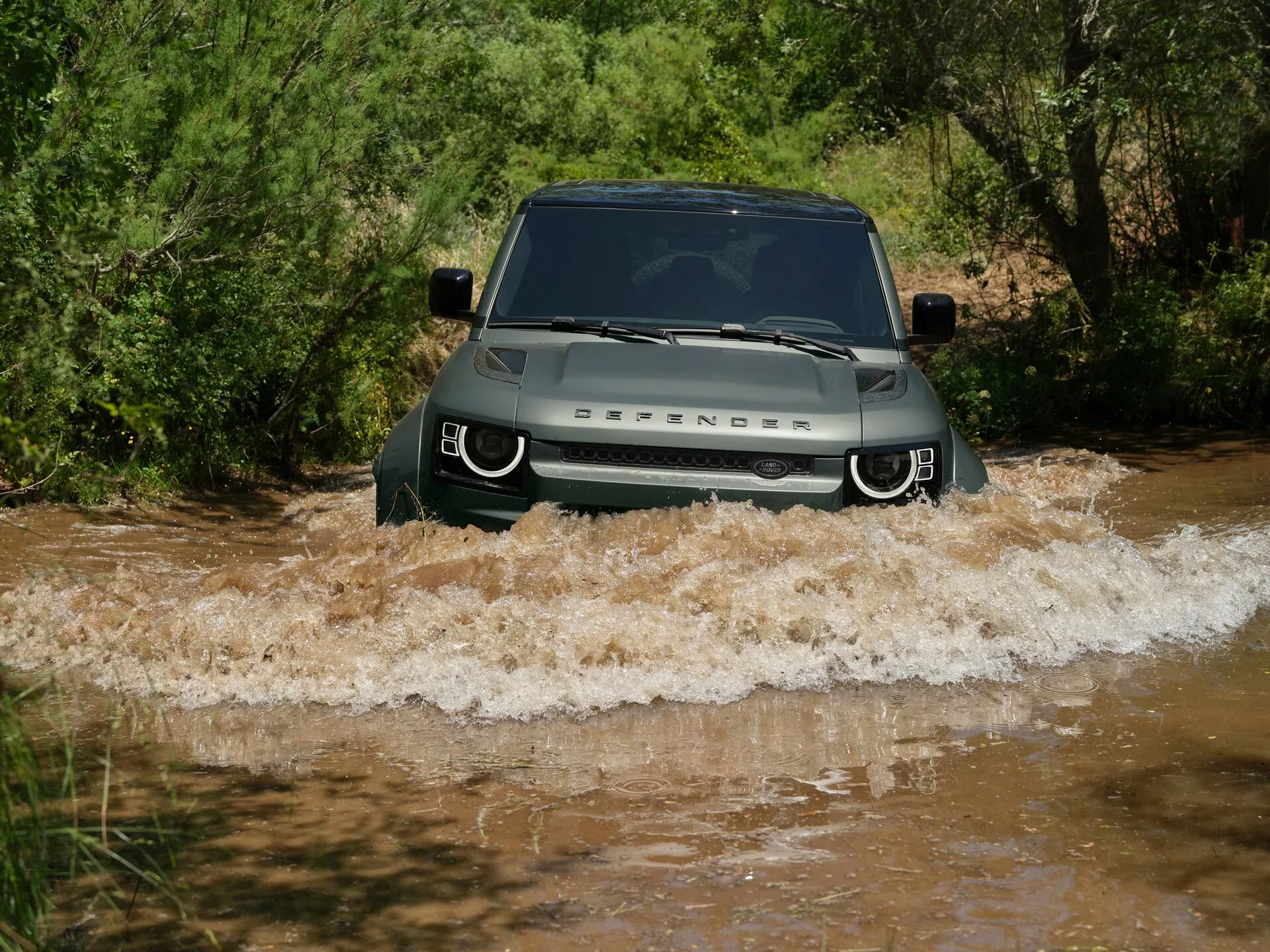 El Defender más potente de la historia tiene un motor V8: así es el Land Rover Defender OCTA