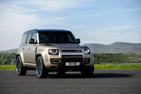 El Defender más potente de la historia tiene un motor V8: así es el Land Rover Defender OCTA