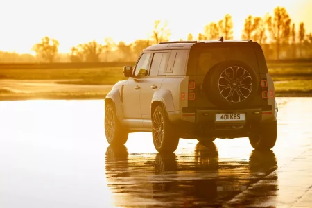 El Defender más potente de la historia tiene un motor V8: así es el Land Rover Defender OCTA