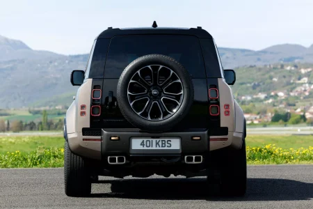 El Defender más potente de la historia tiene un motor V8: así es el Land Rover Defender OCTA