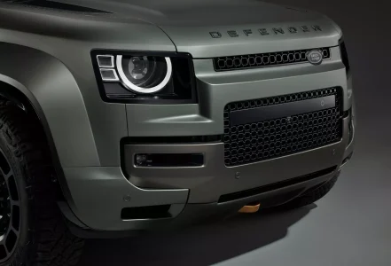 El Defender más potente de la historia tiene un motor V8: así es el Land Rover Defender OCTA