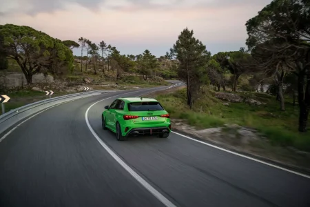 El Audi RS 3 2025 se pone al día: nueva estética, chasis reajustado y... un nuevo olor en su interior