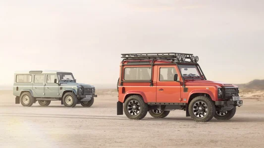 El Land Rover Defender V8 está de vuelta de manera oficial... pero su precio te quitará el hipo