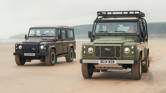 El Land Rover Defender V8 está de vuelta de manera oficial... pero su precio te quitará el hipo