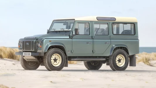 El Land Rover Defender V8 está de vuelta de manera oficial... pero su precio te quitará el hipo