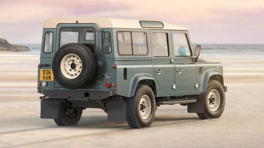 El Land Rover Defender V8 está de vuelta de manera oficial... pero su precio te quitará el hipo