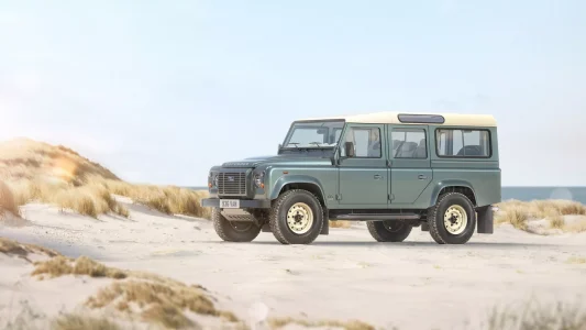 El Land Rover Defender V8 está de vuelta de manera oficial... pero su precio te quitará el hipo