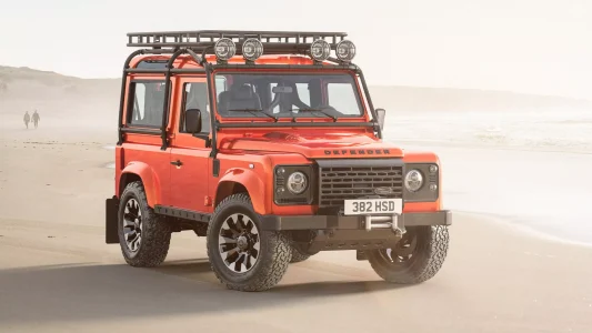 El Land Rover Defender V8 está de vuelta de manera oficial... pero su precio te quitará el hipo