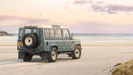 El Land Rover Defender V8 está de vuelta de manera oficial... pero su precio te quitará el hipo