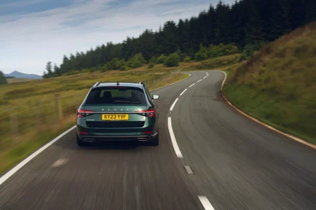 Parece un Skoda Superb cualquiera pero bajo su capó se esconde una gran sorpresa...