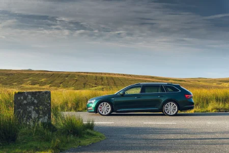 Parece un Skoda Superb cualquiera pero bajo su capó se esconde una gran sorpresa...