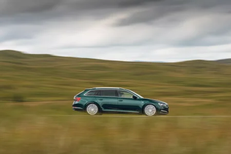 Parece un Skoda Superb cualquiera pero bajo su capó se esconde una gran sorpresa...