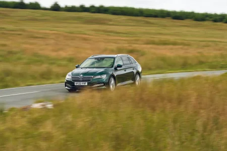 Parece un Skoda Superb cualquiera pero bajo su capó se esconde una gran sorpresa...