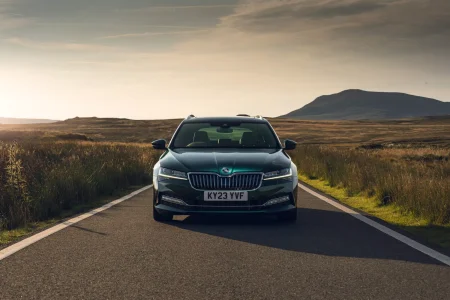 Parece un Skoda Superb cualquiera pero bajo su capó se esconde una gran sorpresa...