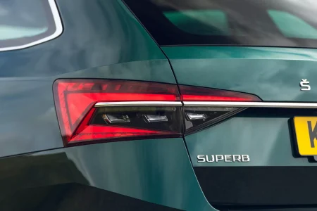 Parece un Skoda Superb cualquiera pero bajo su capó se esconde una gran sorpresa...