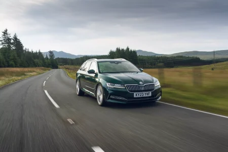 Parece un Skoda Superb cualquiera pero bajo su capó se esconde una gran sorpresa...