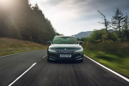 Parece un Skoda Superb cualquiera pero bajo su capó se esconde una gran sorpresa...